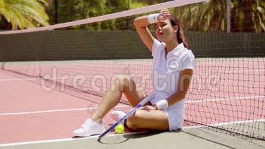 女网球选手在热门球场休息